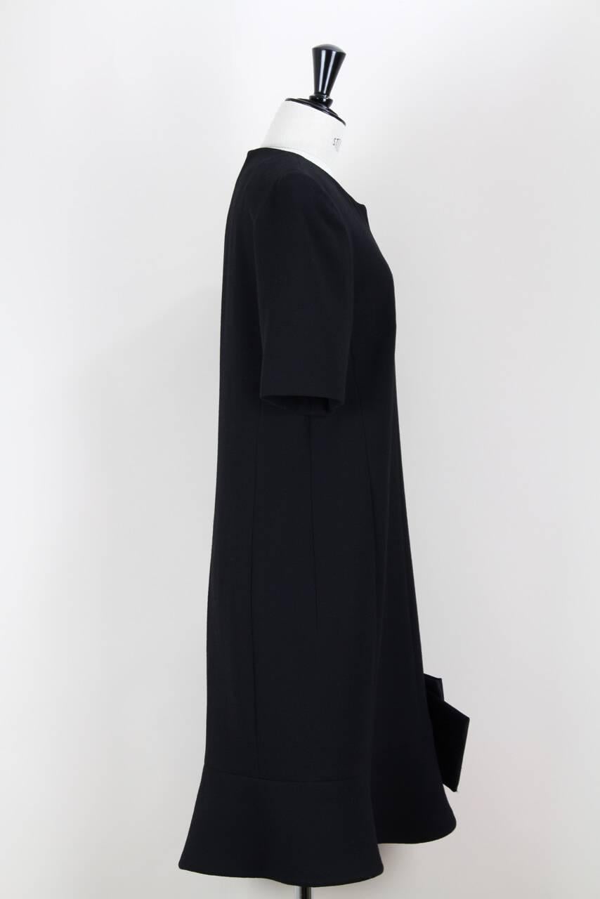 Little Black Wool Crêpe Evening Cocktail Dress With Exaggerated Raw Silk Bow In Excellent Condition For Sale In Munich, DE