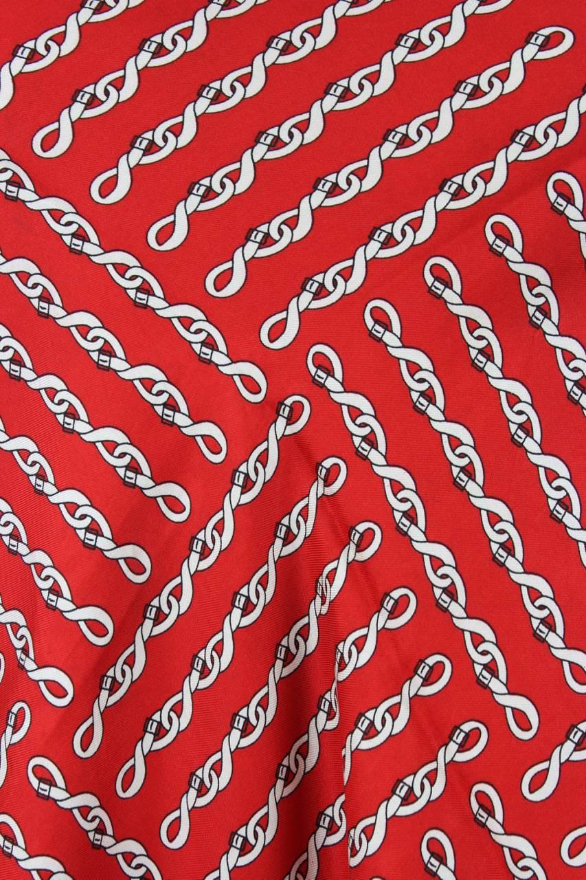 1978 Roberta di Camerino Red Signature Belt Print Silk Twill Scarf In Excellent Condition For Sale In Munich, DE