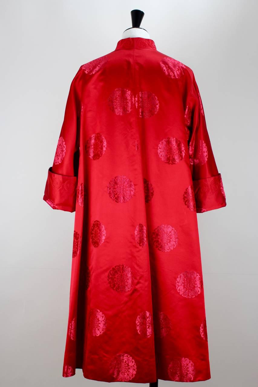 Japanese-Inspired Reversible Red Jacquard Black Satin Evening Coat, 1970s  In Excellent Condition In Munich, DE