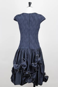 Louis Féraud Vestido de cóctel de seda azul marino con falda burbuja y detalle de lazo, años 80