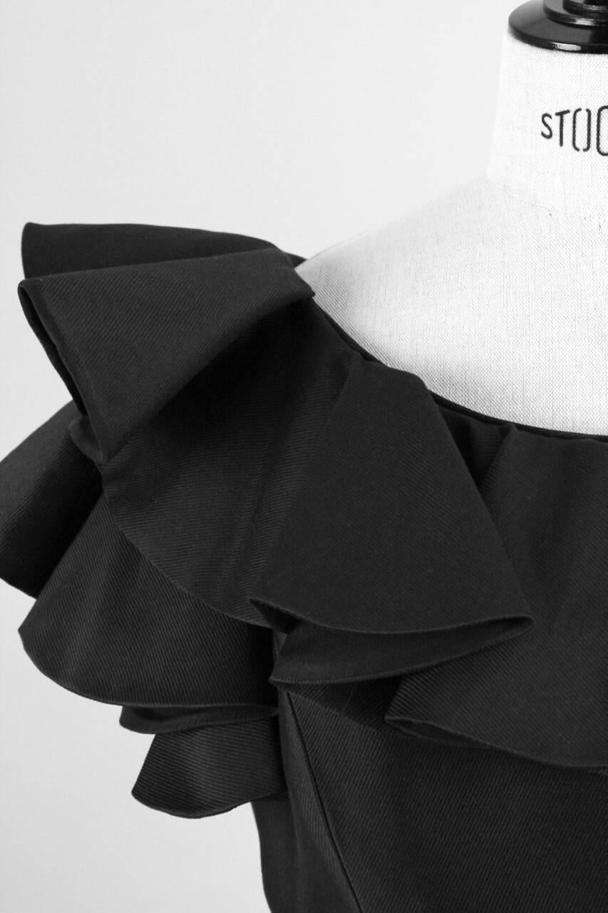 Swanson's On The Plaza Black Evening Dress Gown With Ruffled Collar And Slit In Excellent Condition In Munich, DE