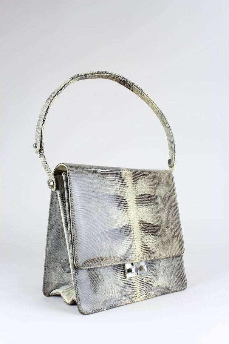 1960s Grey Cream Lizard Pattern Top Handle Handbag With Silver Hardware In Excellent Condition For Sale In Munich, DE