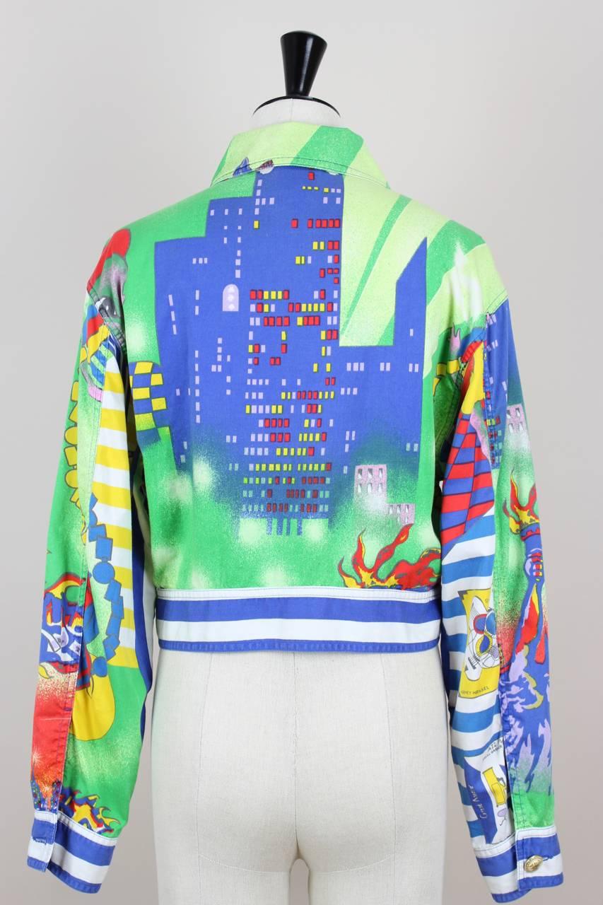 This rare to find documented Spring/Summer 1995 multi-coloured cropped light denim jacket features a Jazz Age New York print, a classic collar, long sleeves with buttoned cuffs, a front button closure and three front pockets (one stitched up). All
