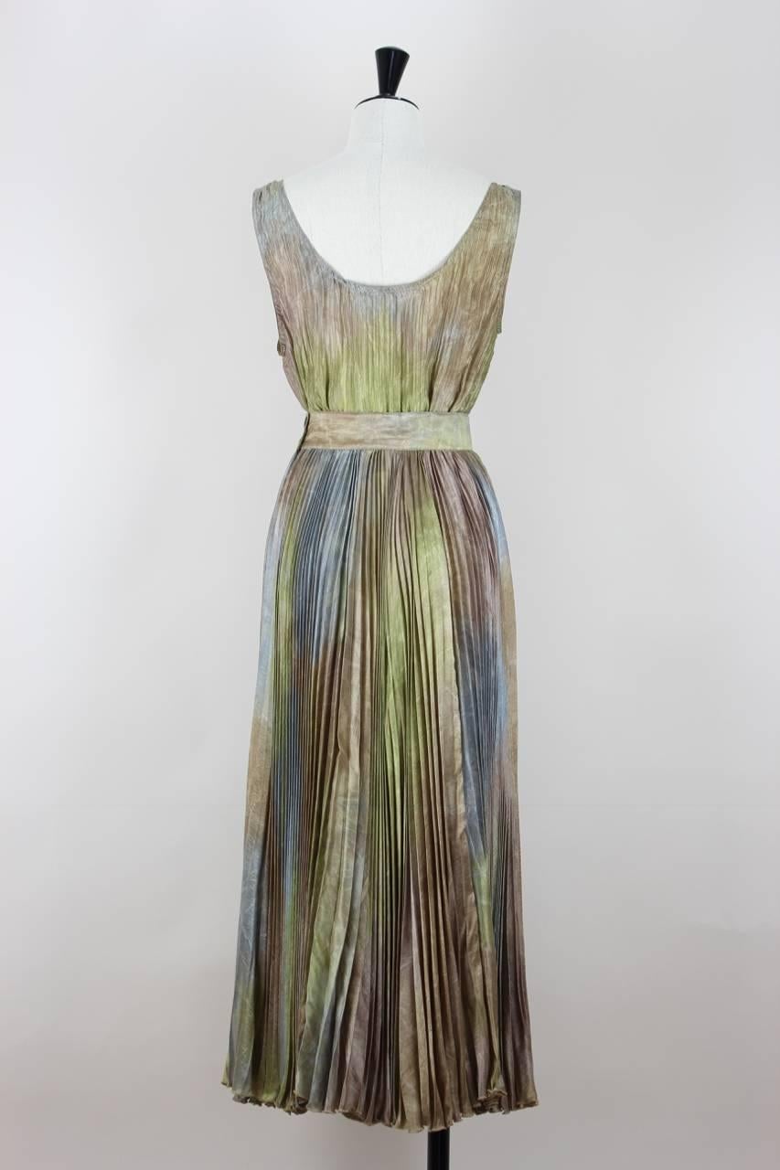 This fabulous top and skirt set is made from pleated rainbow-coloured light silk. The colours reach from tulipwood to light blue and olive-green. The sleeveless top features a straight cut with side vents. The matching high-waisted skirt has a