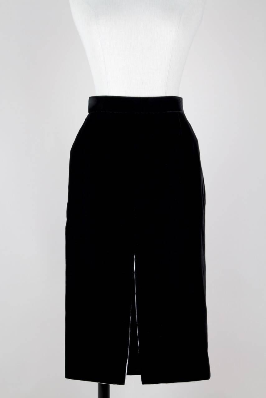 This figure-flattering high waisted black velvet pencil skirt features an alluring center front slit lined in white satin which measures 31 cm – 12.2