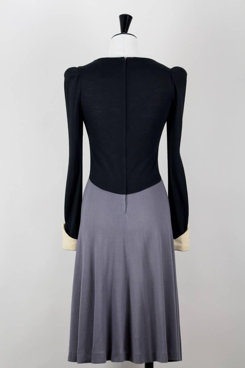 This is an incredible 1940s-style Biba dress in black, grey and ivory bonded wool jersey from the early 1970s (c. 1973) with the characteristic accentuated and padded shoulders. Its twin is documented in the book “The Biba Years 1963-1975“ by