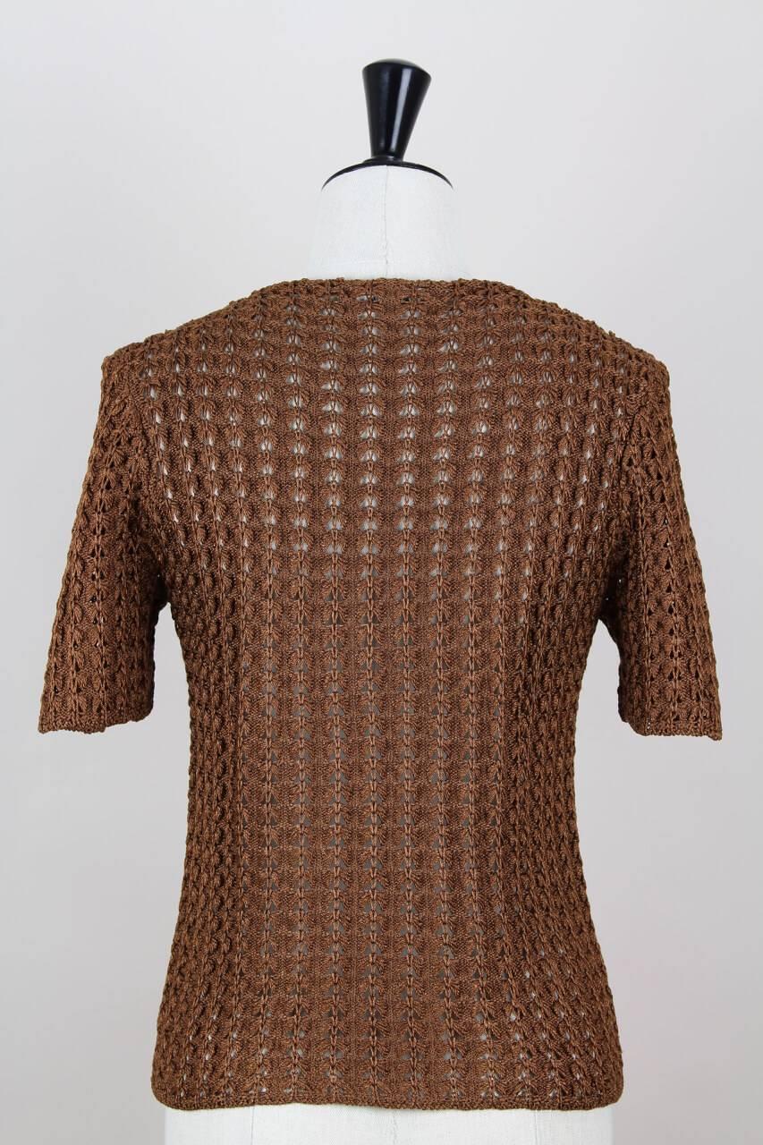Charmant pull vintage Yves Saint Laurent Rive Gauche en maille viscose ajourée couleur cannelle des années 1980. Modèle ajusté à manches courtes, non doublé et sans fermeture (s'enfile par-dessus la tête). Ce haut a la particularité de provenir