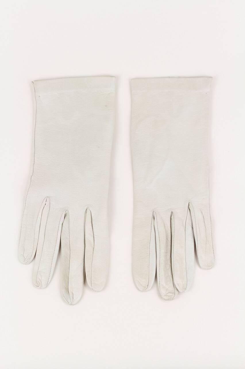 Sophisticated champagne-coloured butter soft nappa leather gloves. Amazing quality and colour! The gloves are unlined and measure 24,5 cm – 9.6