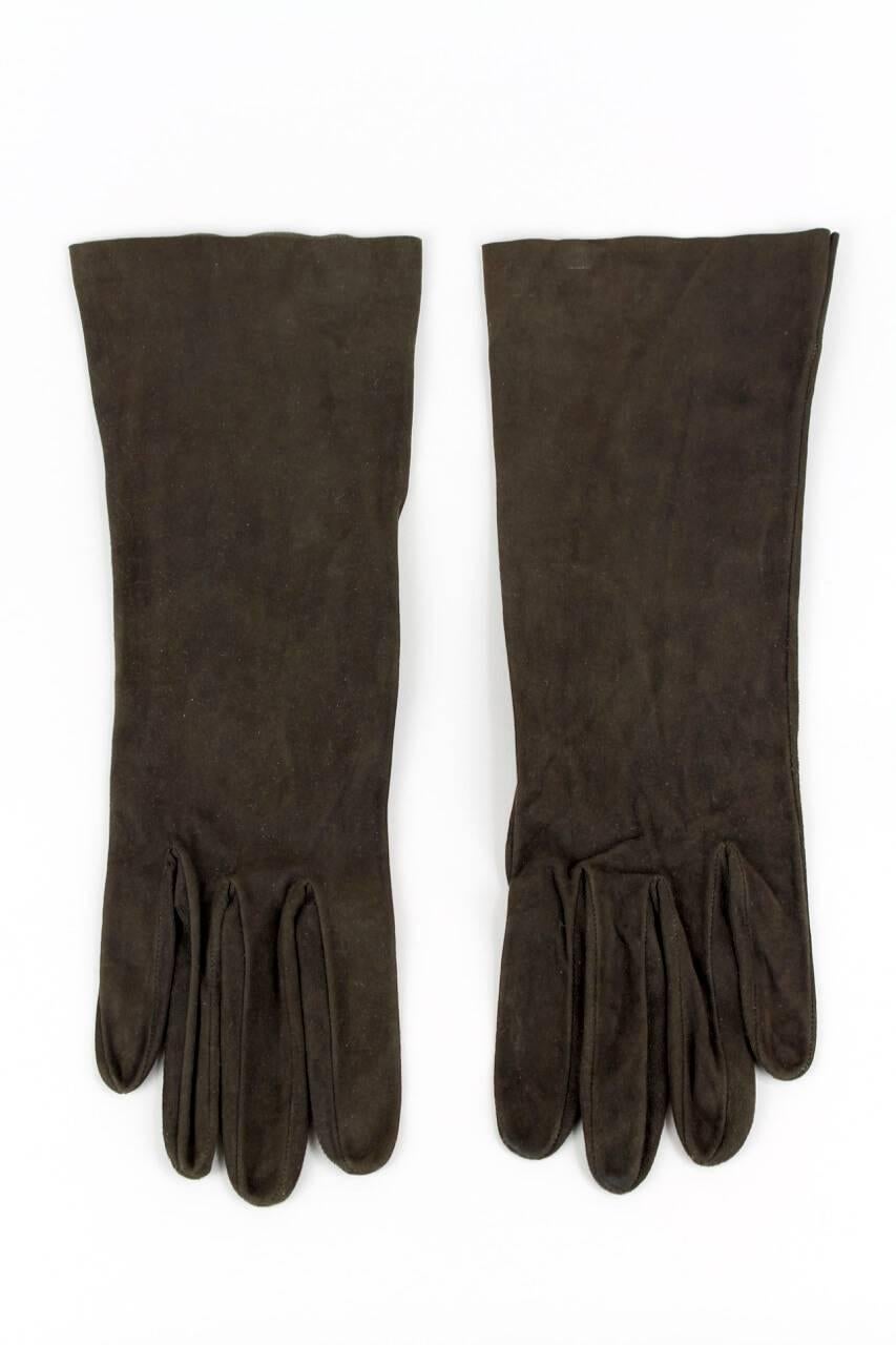 Timelessly elegant espresso-coloured ultra-thin and butter soft mid-length suede gloves. Amazing quality! The gloves are unlined and measure 29 cm – 11.4