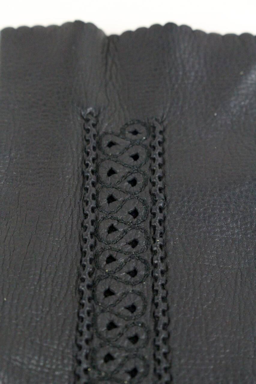 Schwarze glänzende Lederhandschuhe mit Ausschnittsdetails und ornamentalen Nähten, 1960er Jahre im Angebot 1