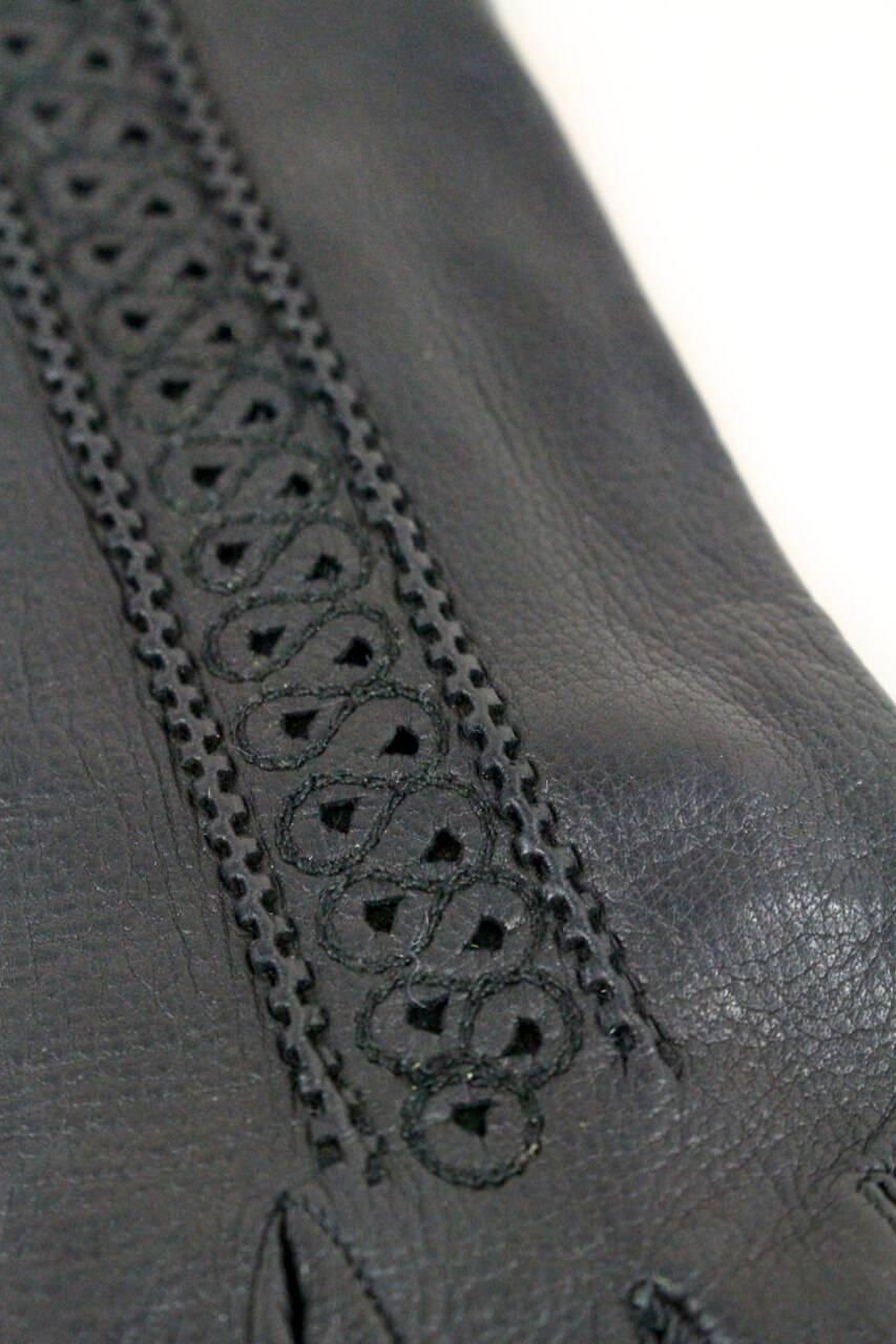 Schwarze glänzende Lederhandschuhe mit Ausschnittsdetails und ornamentalen Nähten, 1960er Jahre im Angebot 2