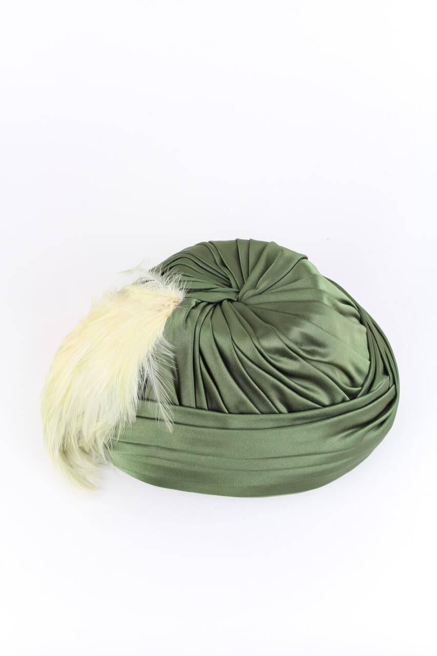 Hut aus olivgrünem Seiden-Satin, mit pfirsichfarbenen Federn verziert, 1950er Jahre im Zustand „Hervorragend“ im Angebot in Munich, DE