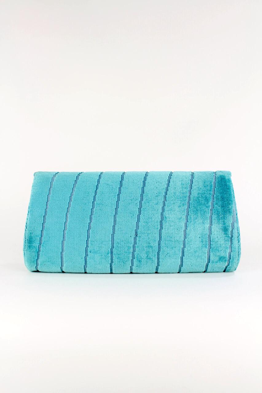 This beautiful circa 1980s Roberta di Camerino rectangle envelope-style teal blue velvet clutch bag features a beautiful trompe l'oeil cut velvet curtain design throughout and the signature gold-toned metal 