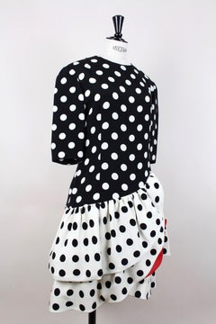 AKRIS Abito in seta a balze nero/crema/bianco di ispirazione flamenca, anni '80