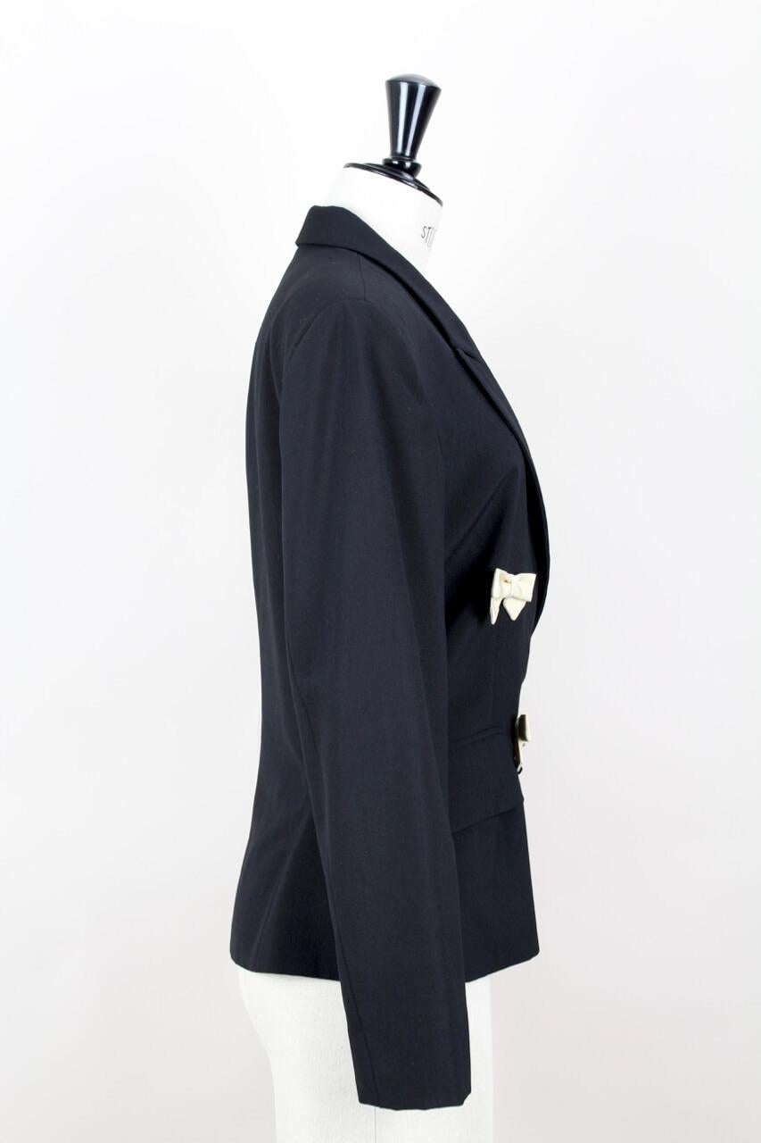Moschino Cheap and Chic anni '90, blazer nero e avorio in lana leggera con fiocco decorato In condizioni ottime in vendita a Munich, DE