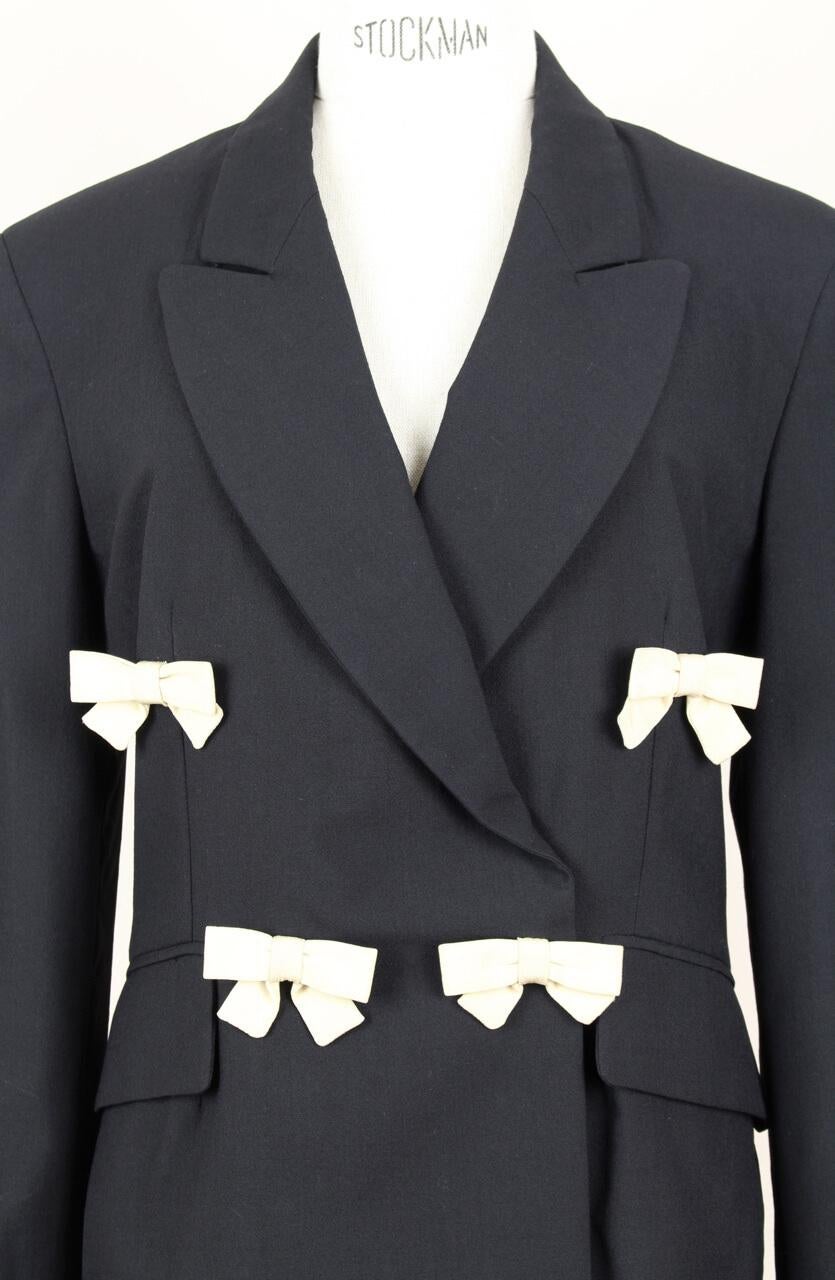 Donna Moschino Cheap and Chic anni '90, blazer nero e avorio in lana leggera con fiocco decorato in vendita