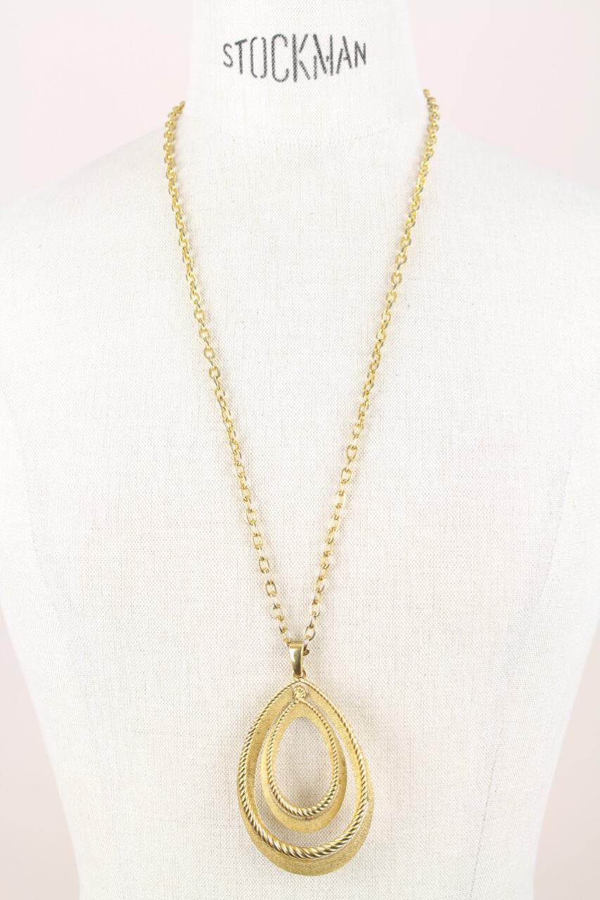 A decorative modernist signed Crown TRIFARI gold-plated statement necklace with a teardrop pendant from the 1960s/1970s.
The very substantial and high-quality pendant is composed of two nested independent gold-plated metal drops each designed of a
