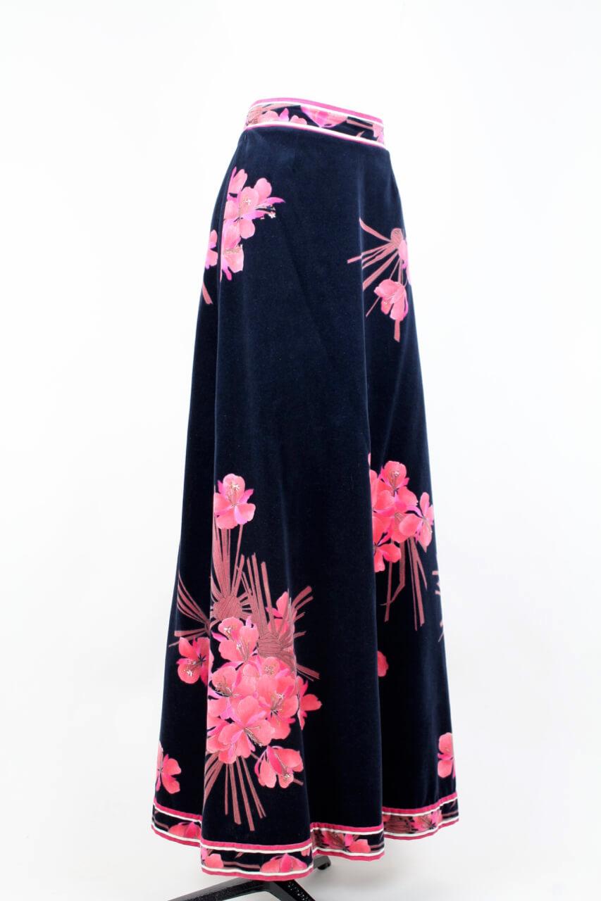 Adorable and rare LEONARD PARIS A-line flared maxi skirt probably from the 1970s. The high-waisted full length skirt is made from luxurious soft velvet and features an extremely vibrant pink Azalea print against a dark midnight blue background. It
