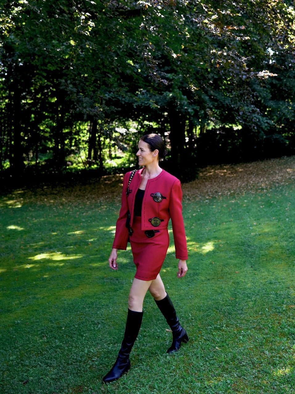 MOSCHINO COUTURE - Costume veste et jupe à gros boutons en laine rouge à motif à l'aiguille, vers 1989 en vente 10