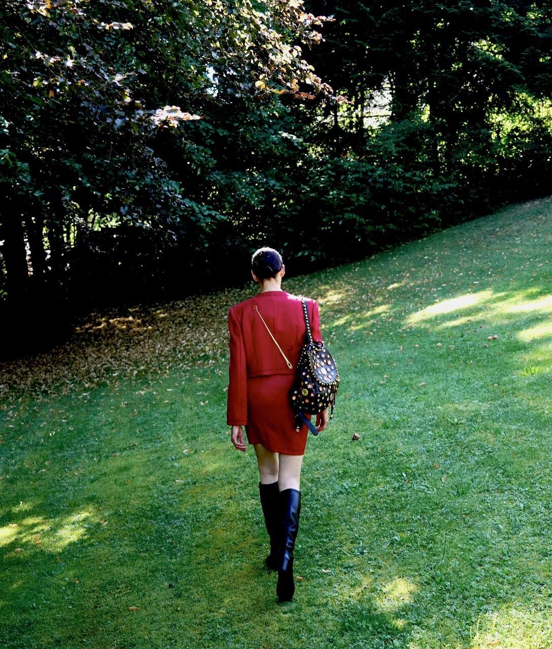 MOSCHINO COUTURE - Costume veste et jupe à gros boutons en laine rouge à motif à l'aiguille, vers 1989 en vente 11