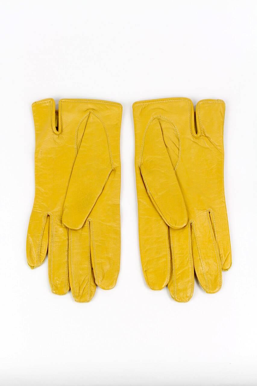 Yellow Punched & Woven Vintage Smooth Leather Gloves In Excellent Condition In Munich, DE
