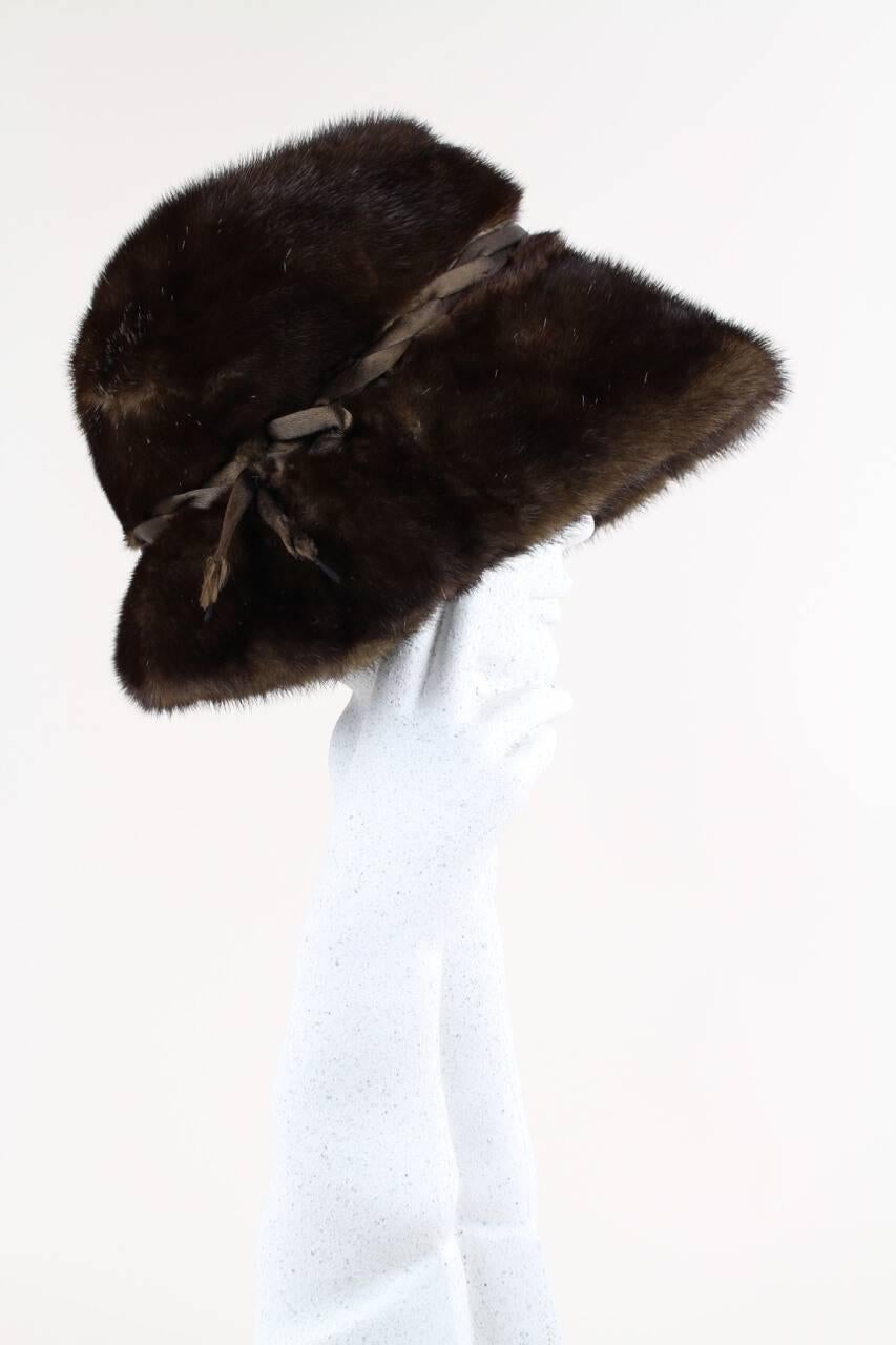 1960s Dark Chocolate Brown Brimmed Mink Fur Hat With Twisted Satin Ribbon im Zustand „Hervorragend“ in Munich, DE