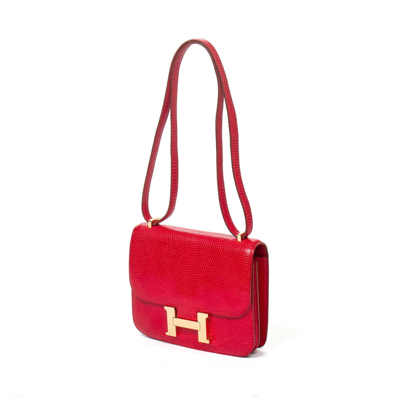 Beautiful Long strap shoulder bag Mini Constance 18cm in red Niloticus Lizard. The inside is in red calf leather and presenting a small pouch, Golden hardware. Perfect condition AA inside and outside.
One or two very light scratches on the H golden