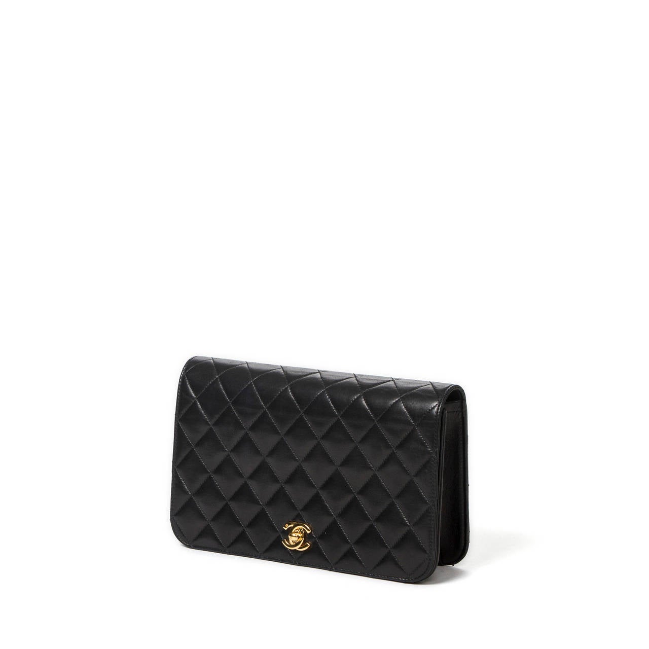 Mademoiselle pouch shoulder bag in black quilted leather with chain strap interlaced with leather, CC turnlock, gold tone hardware. Burgundy leather interior with one zip pocket. Box and authenticy card included. Few scuffs on the leather, Perfect