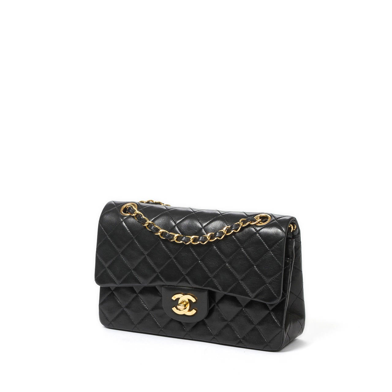 Classic double flap 23cm in black quilted leather with double chain strap interlaced with black leather, CC turnlock and gold tone hardware. Burgundy leather interior with 3 slip pockets and authenticity sticker. Box and dustbag included. Few scuffs