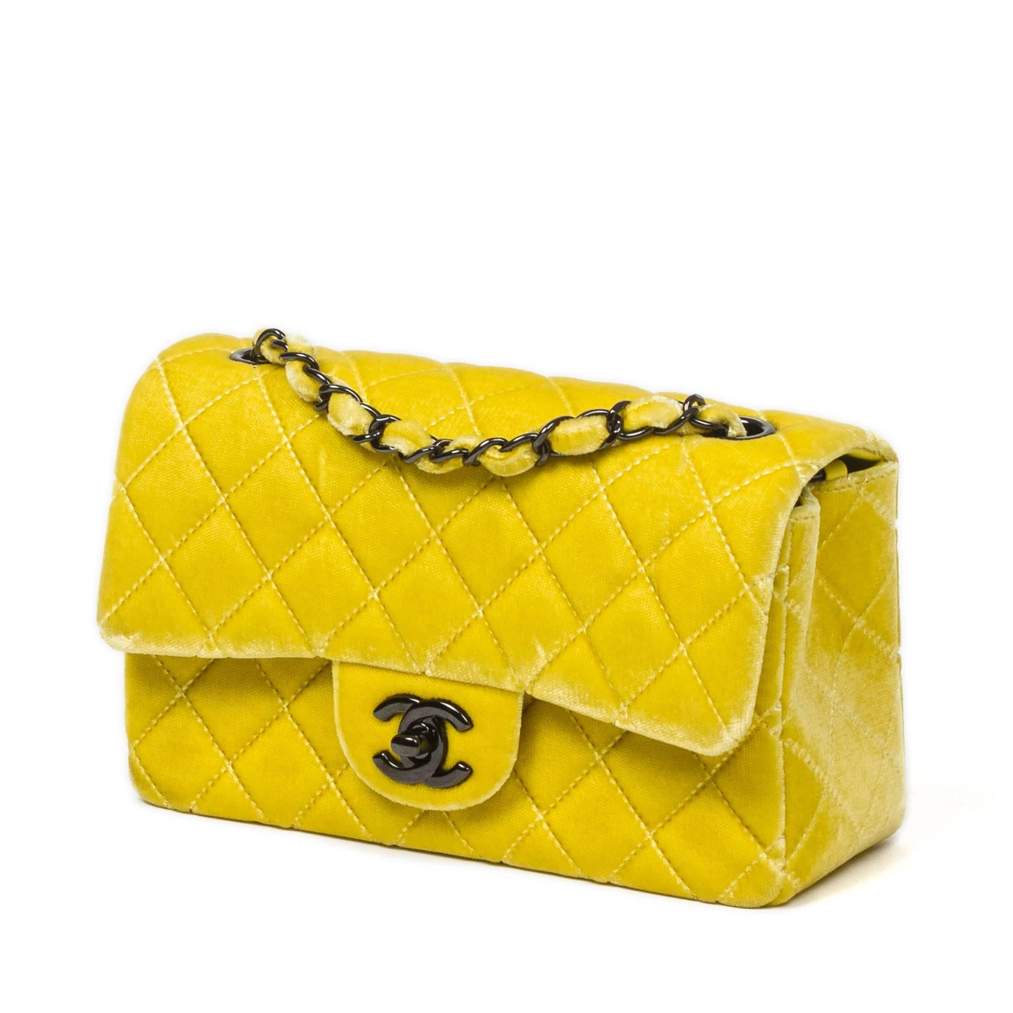 Classic Mini Flap in yellow quilted velvet, chain strap interlaced with velvet and CC turnlock. Ruthenium tone hardware. Back slip pocket. Yellow leather lined interior with one zip pocket and one slip pocket. Item still has its sticker and card