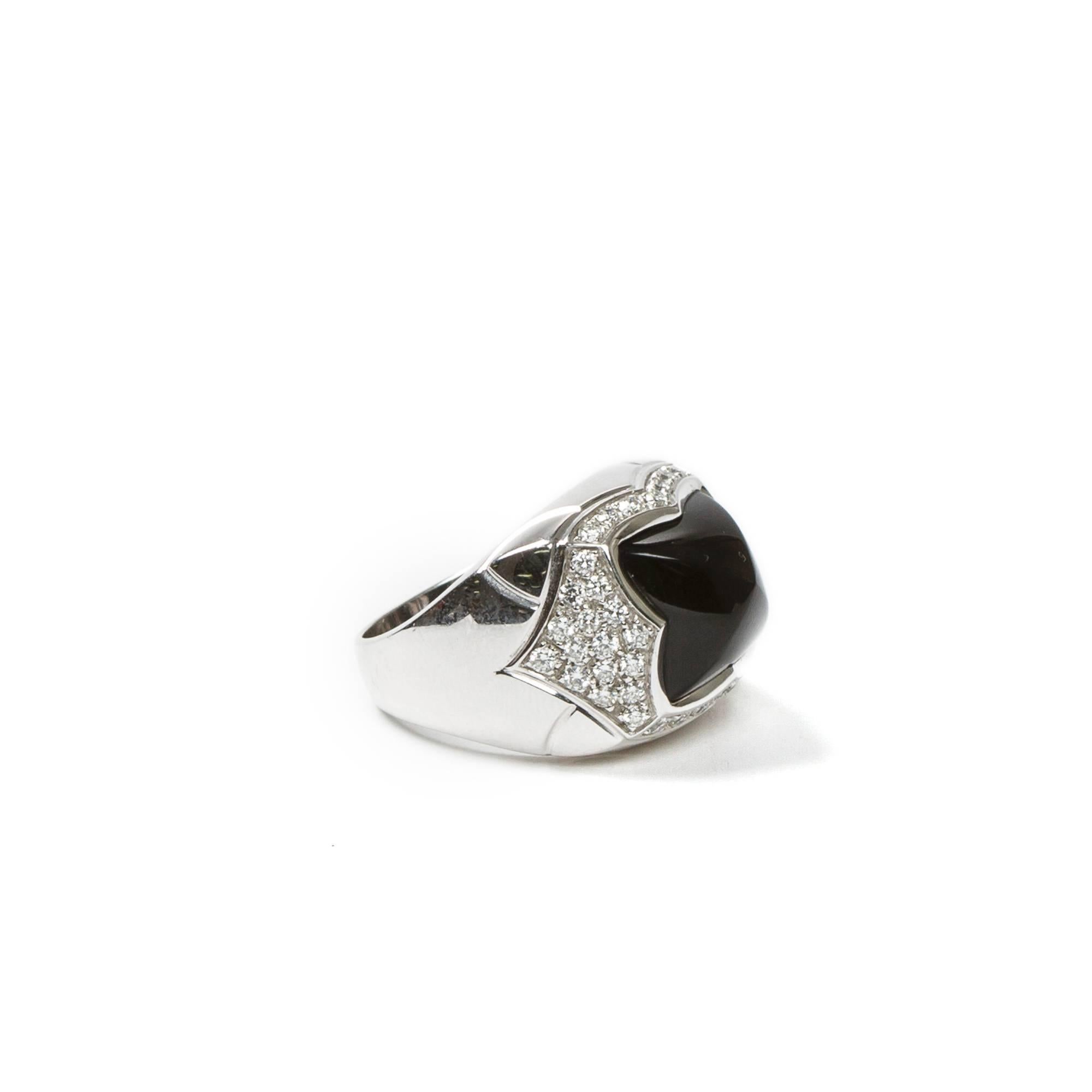 Pyramid ring in 750 white gold with paved diamonds and a black onyx. Hallmarks inside the ring 