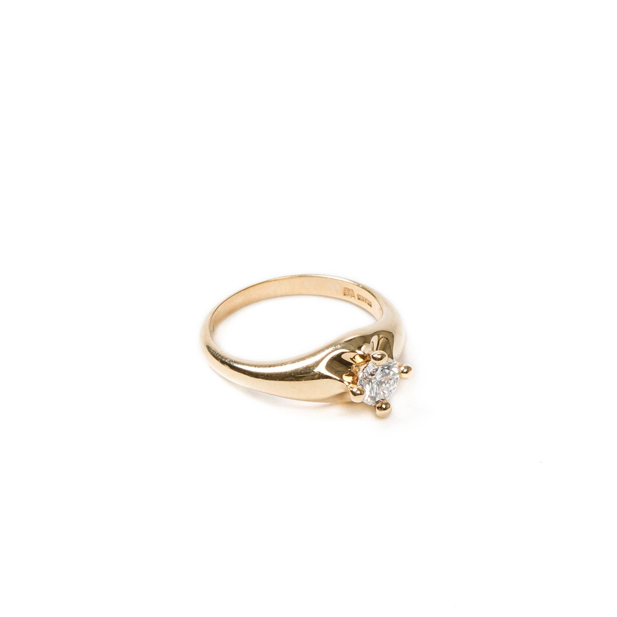 Corona Solitaire ring in 750 yellow gold with a 0.423ct diamond Color:E Clarity:VVS2. Hallmarks inside the ring 