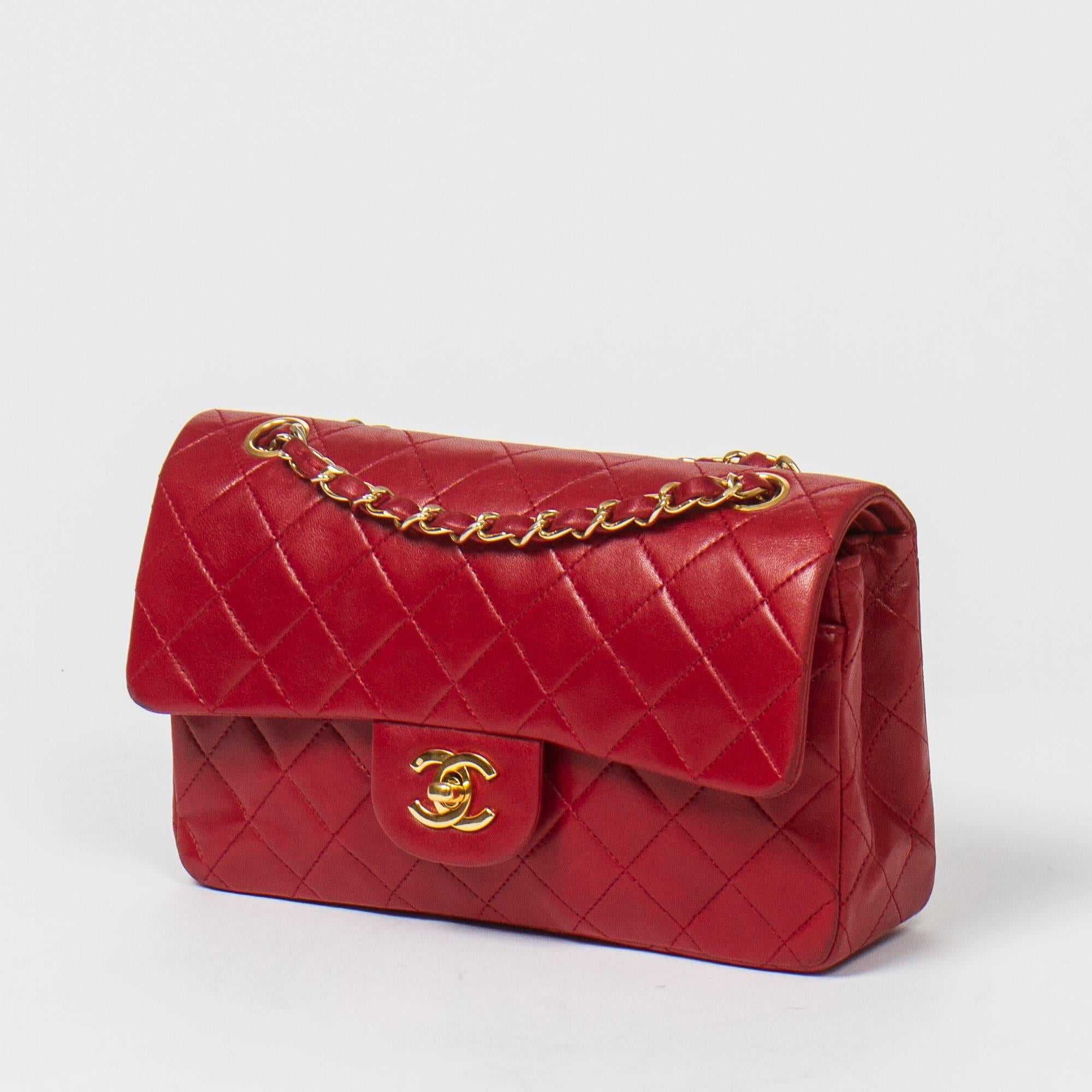 Classic Double Flap 23cm in red quilted lambskin with double chain strap interlaced with leather, signature turnlock, gold tone hardware. Back slip pocket. Red leather lined interior with 3 slip pockets. Gold tone heat stamps 