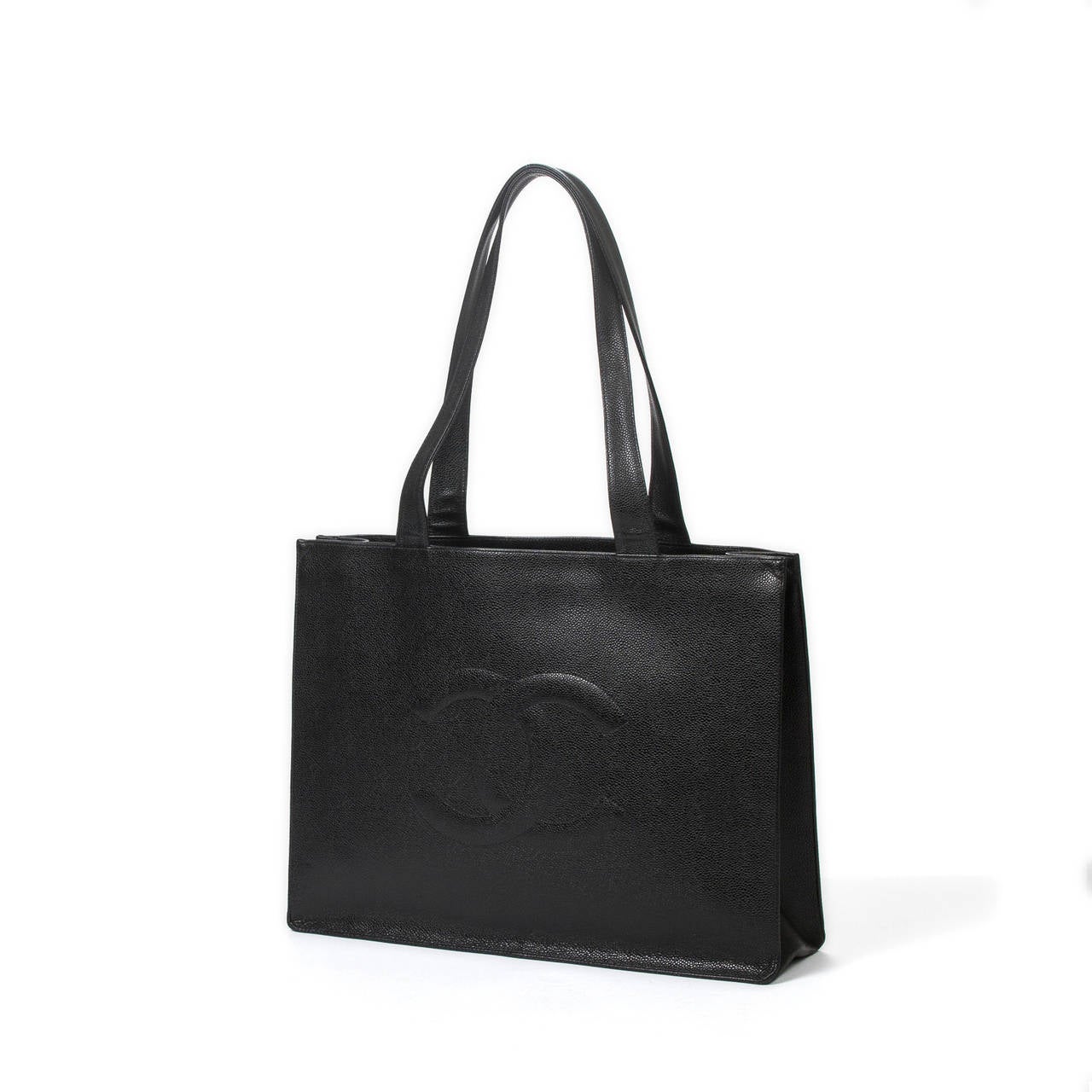 Vintage tote bag in black caviar leather with front logo. Black leather interior with one zip pocket and authentification sticker. Dustbag and authenticity card included. Perfect condition.