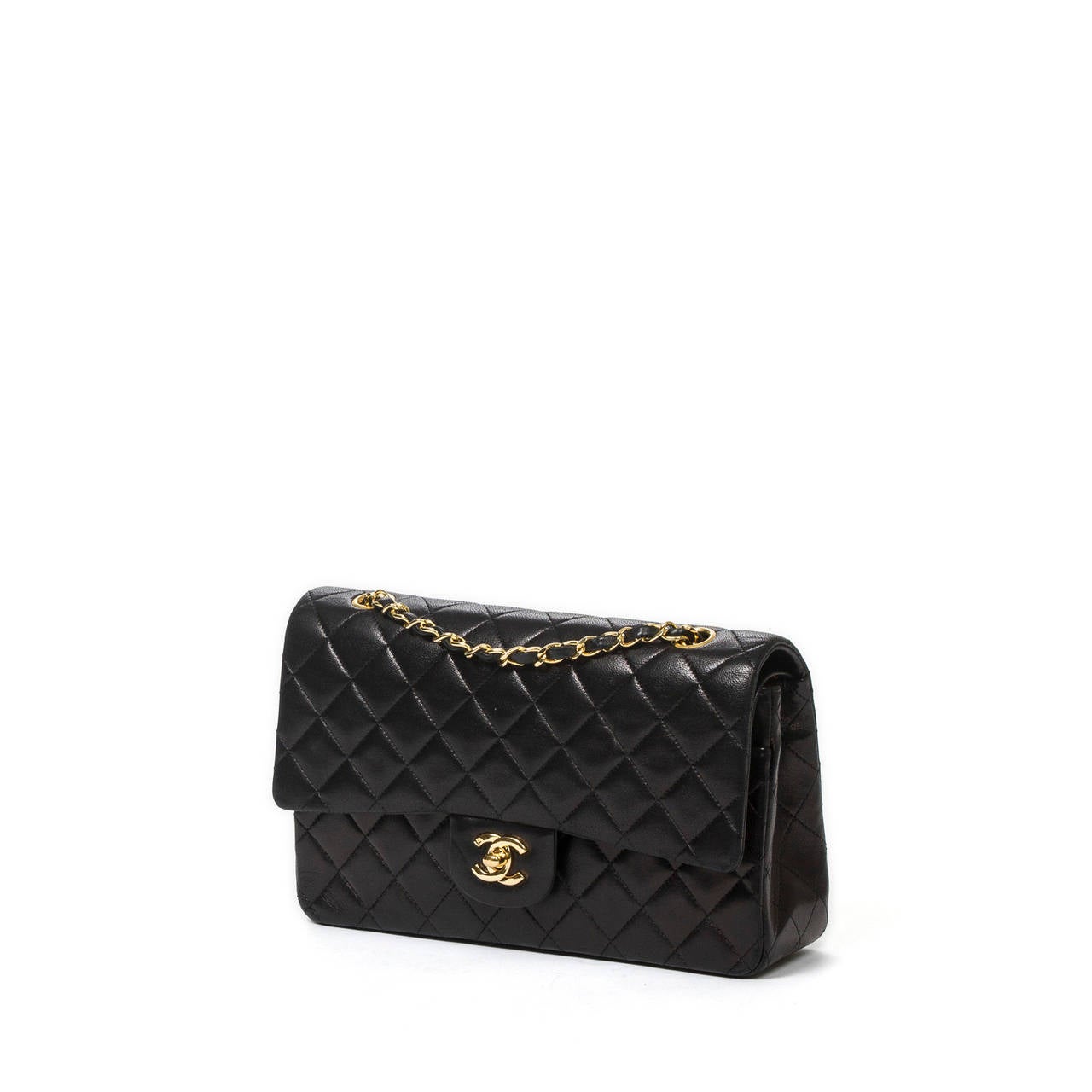 Classic double flap 26cm in black quilted leather with double chain strap interlaced with black leather, CC turnlock and gold tone hardware. Burgundy leather interior with 3 slip pockets. Dustbag and sticker included. Few scuffs on the leather,