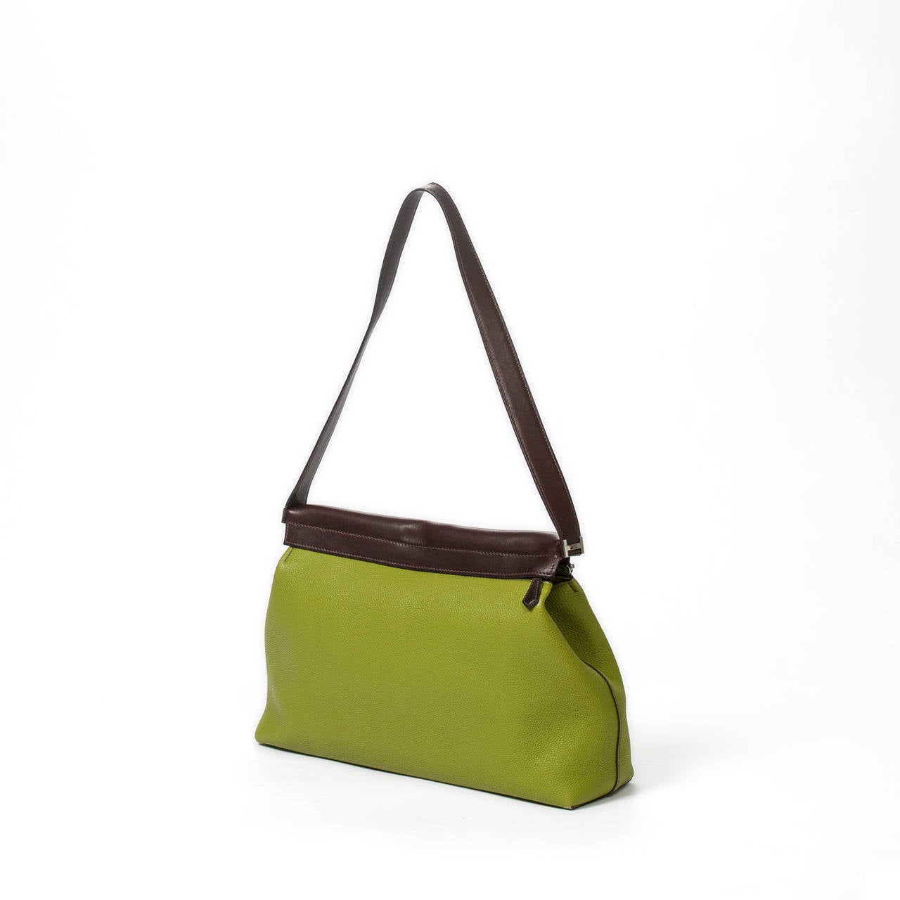 Yeoh bag in green anis togo leather with ebene evercalf leather strap, silver tone hardware. Zipper closure with anis green leather lined interior, 3 slip pockets and pouch in beige ottoman canvas. Stamp E in square (2001). Box and dustbag included.