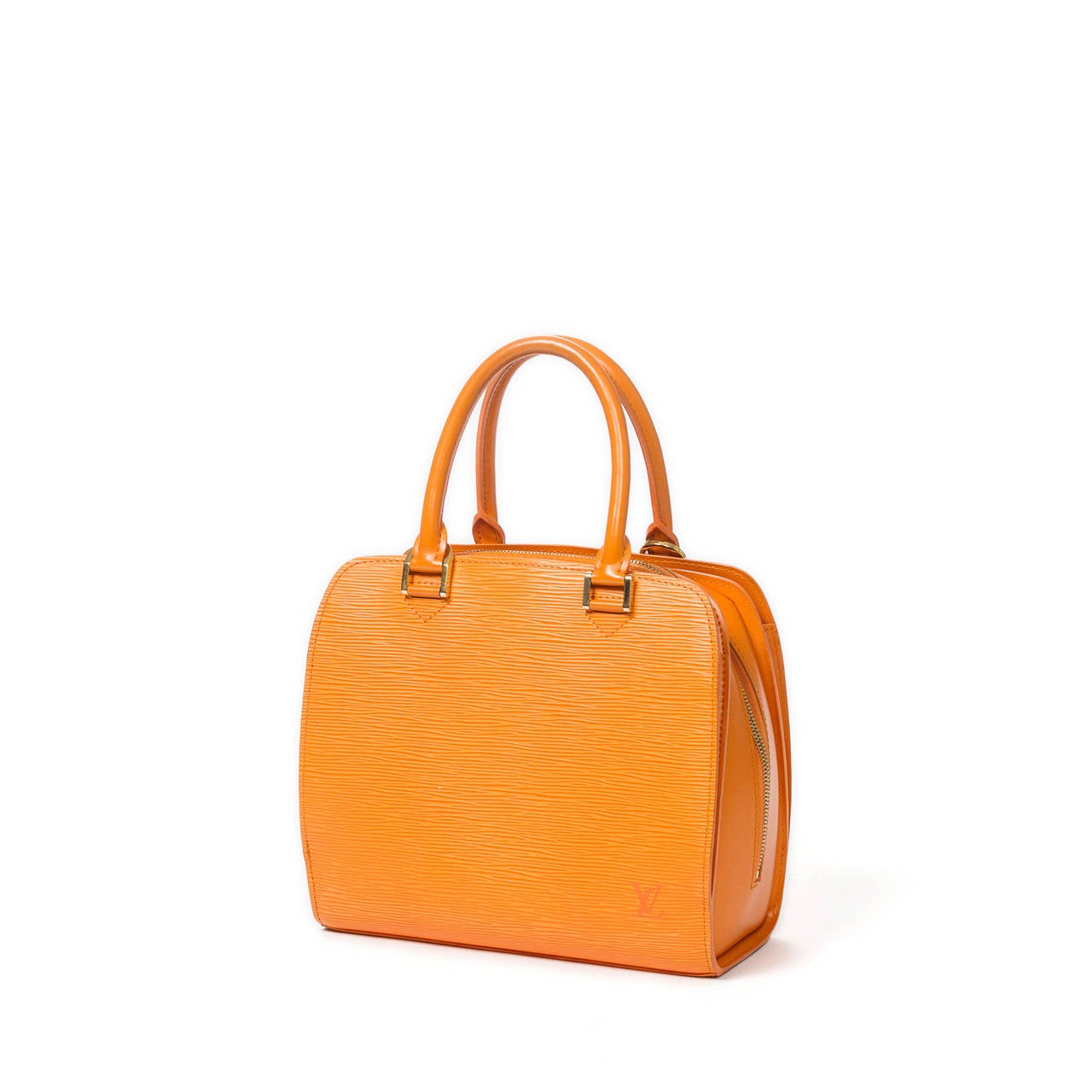 Pont-Neuf in mandarine epi leather with 2 exterior slip pockets, golden brass hardware. Mandarine alcantara lined interior with one slip and one zip pocket. Model of 2004 (Code : MI0054). Dustbag included. Scuffs on the leather, especially at the