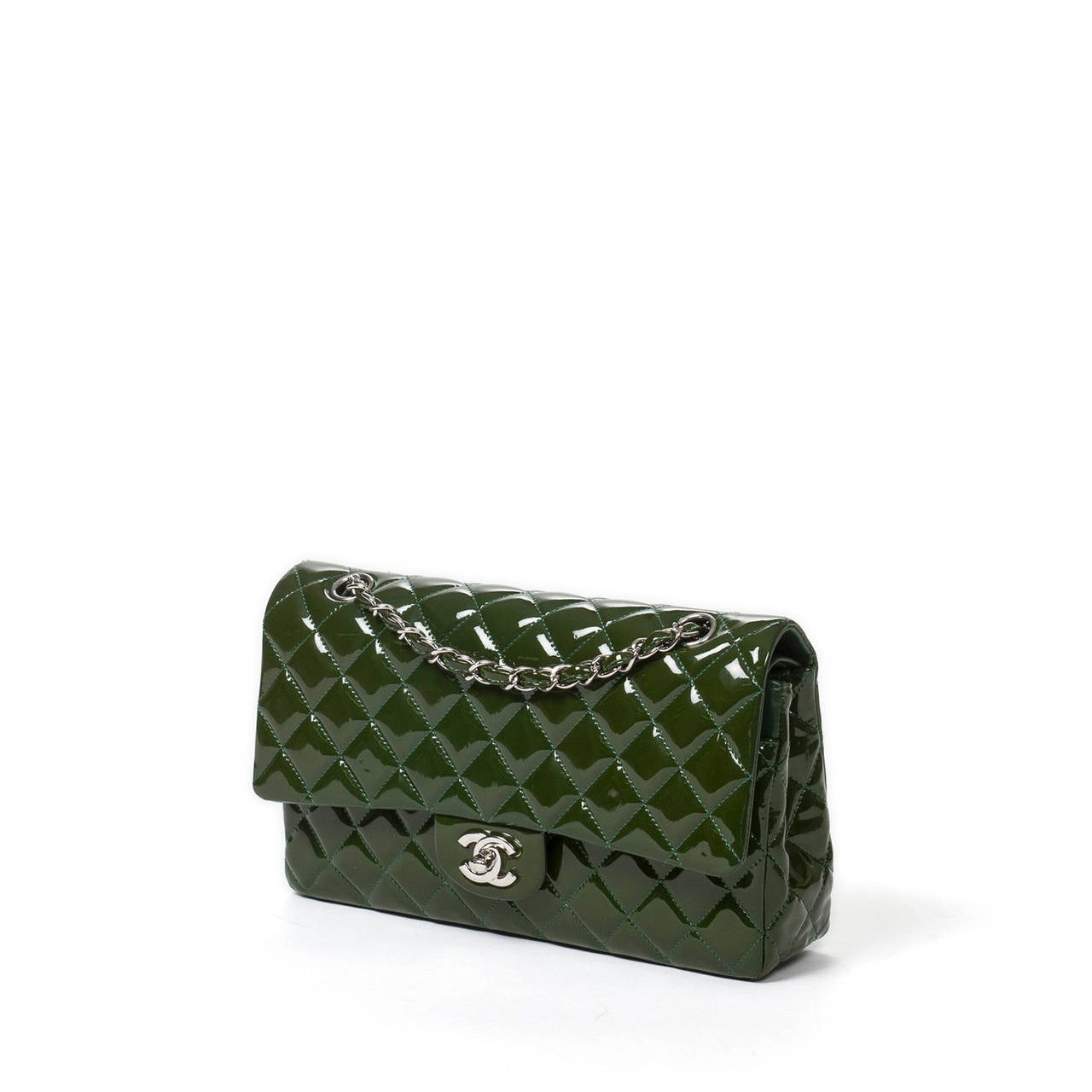 Classic double flap 26cm in juniper green quilted patent leather with double flap, double chain strap, CC turnlock and silver tone hardware. Green leather lined interior with 3 slip pockets. Model of 2011 (Code : 15429107). Box, dustbag and