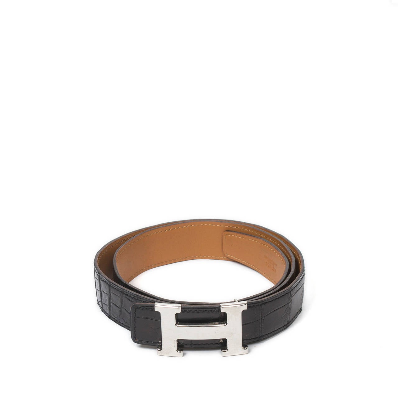 Reversible Constance H belt 32mm in silver tone with black matte porosus crocodile and tan leather strap, size 90. Stamp j in square (2006). Slight scratches on the H buckle, excellent condition.