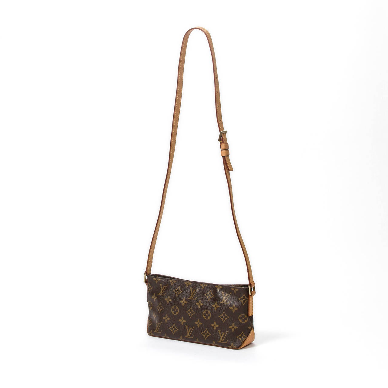Louis Vuitton Trotteur in monogram canvas with adjustable vachetta leather shoulder strap, golden brass hardware. Brown canvas lined interior with zip pocket. Model of 2002. Date code SL1012. Streaks on the vachetta leather at the bottom of the bag,