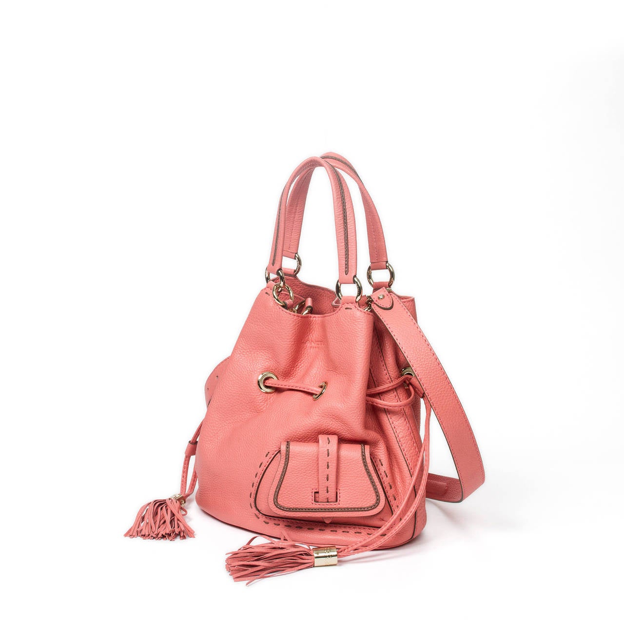 Handbag in pink grained leather with gold tone hardware and tassel. Close to new condition.