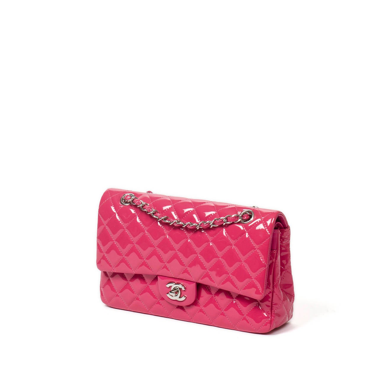 Chanel Classic double flap 26cm in pink quilted patent leather with double chain strap interlaced with pink leather, CC turnlock and silver tone hardware. Interior lined in pink leather with 3 slip pockets. Dustbag, sitcker and authentiticty card