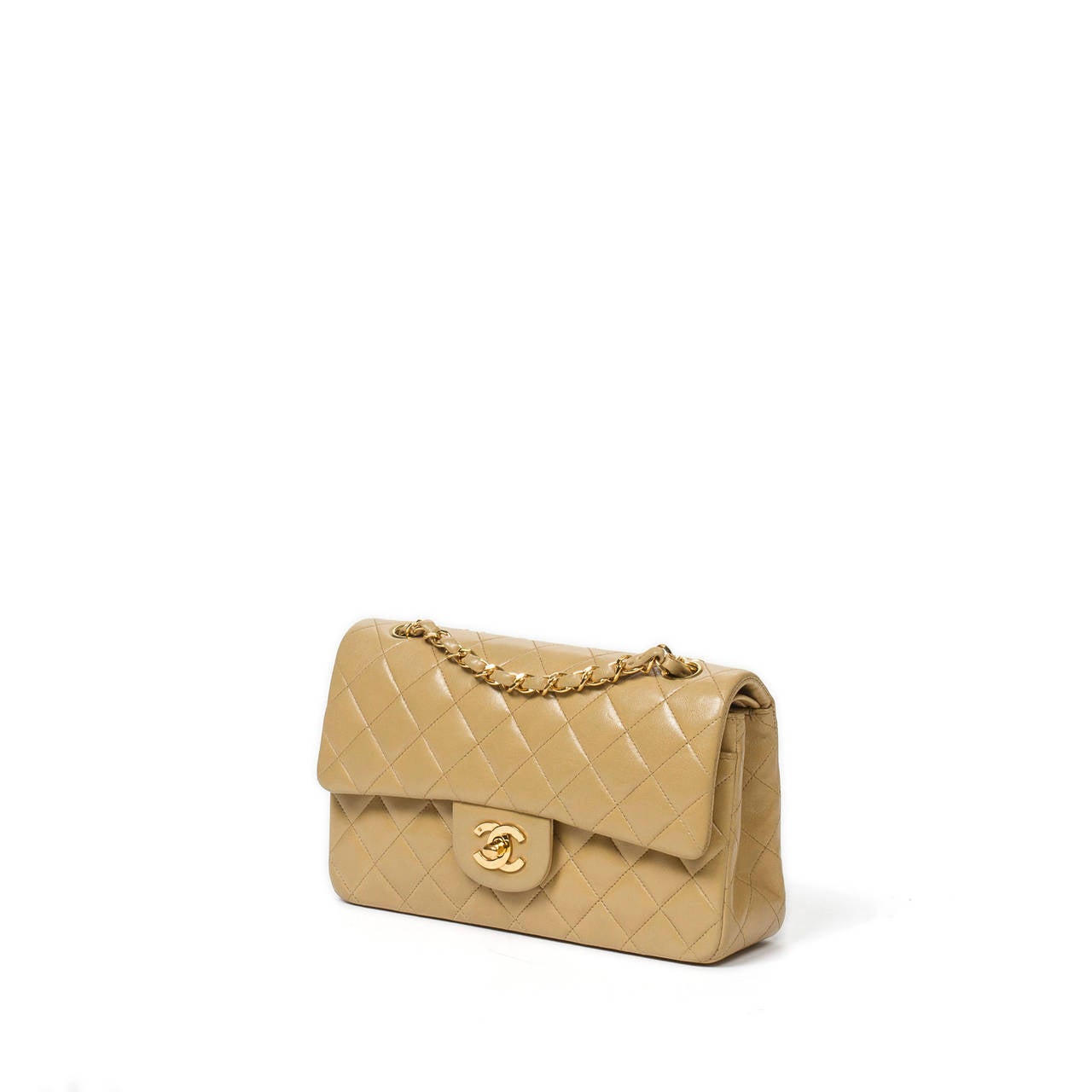 Chanel Classic double flap 23cm in beige quilted leather, double chain strap interlaced leather (drop:40cm single strap, 22cm double strap), CC turnlock and gold tone hardware. Beige leather interior with 3 slip pockets. Authenticity card and