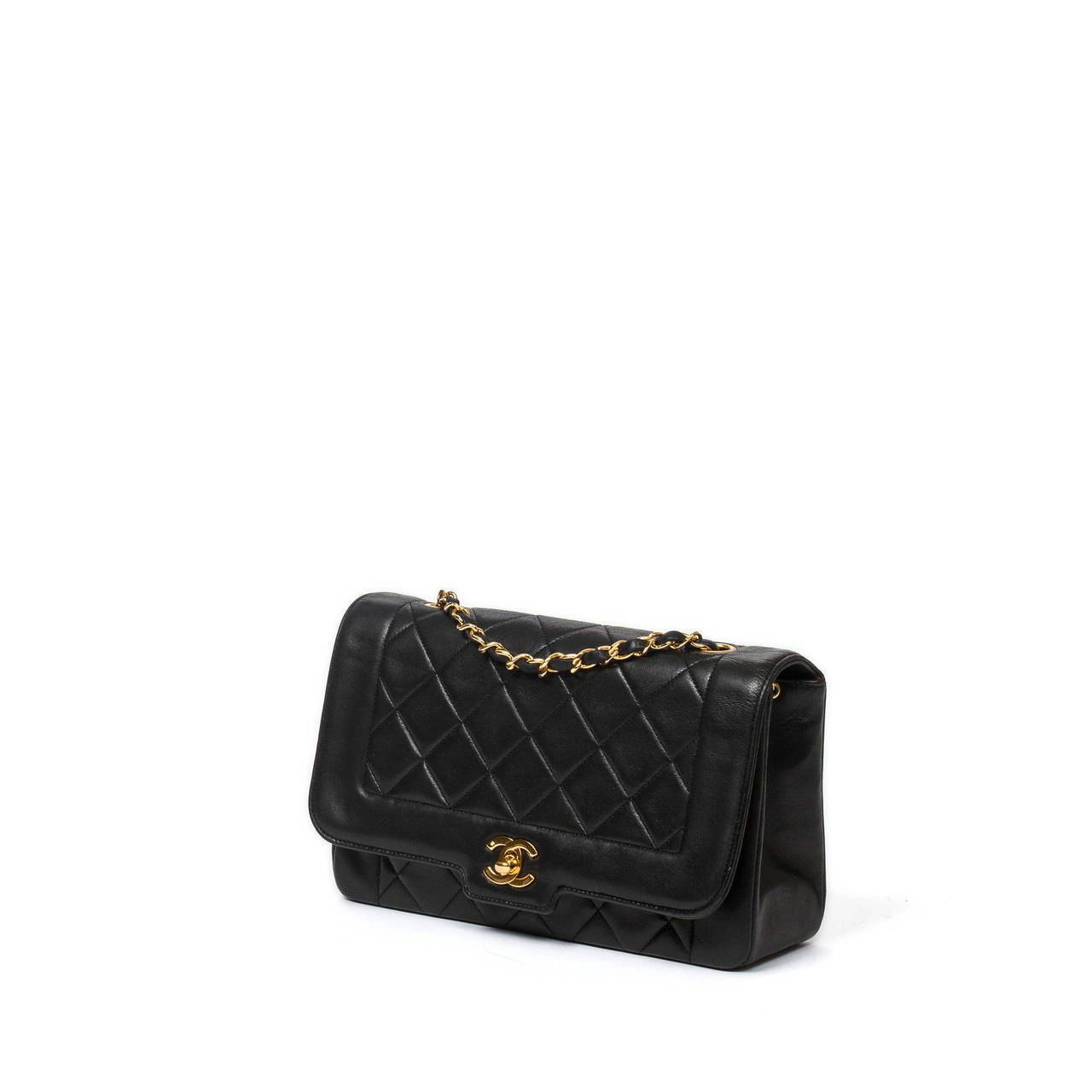 Chanel Vintage single flap 25cm in black quilted leather with double chain strap interlaced black leather (drop 49cm), CC turnlock and gold tone hardware. Burgundy leather interior with 3 slip pockets and one zipped. Authenticity card and sticker