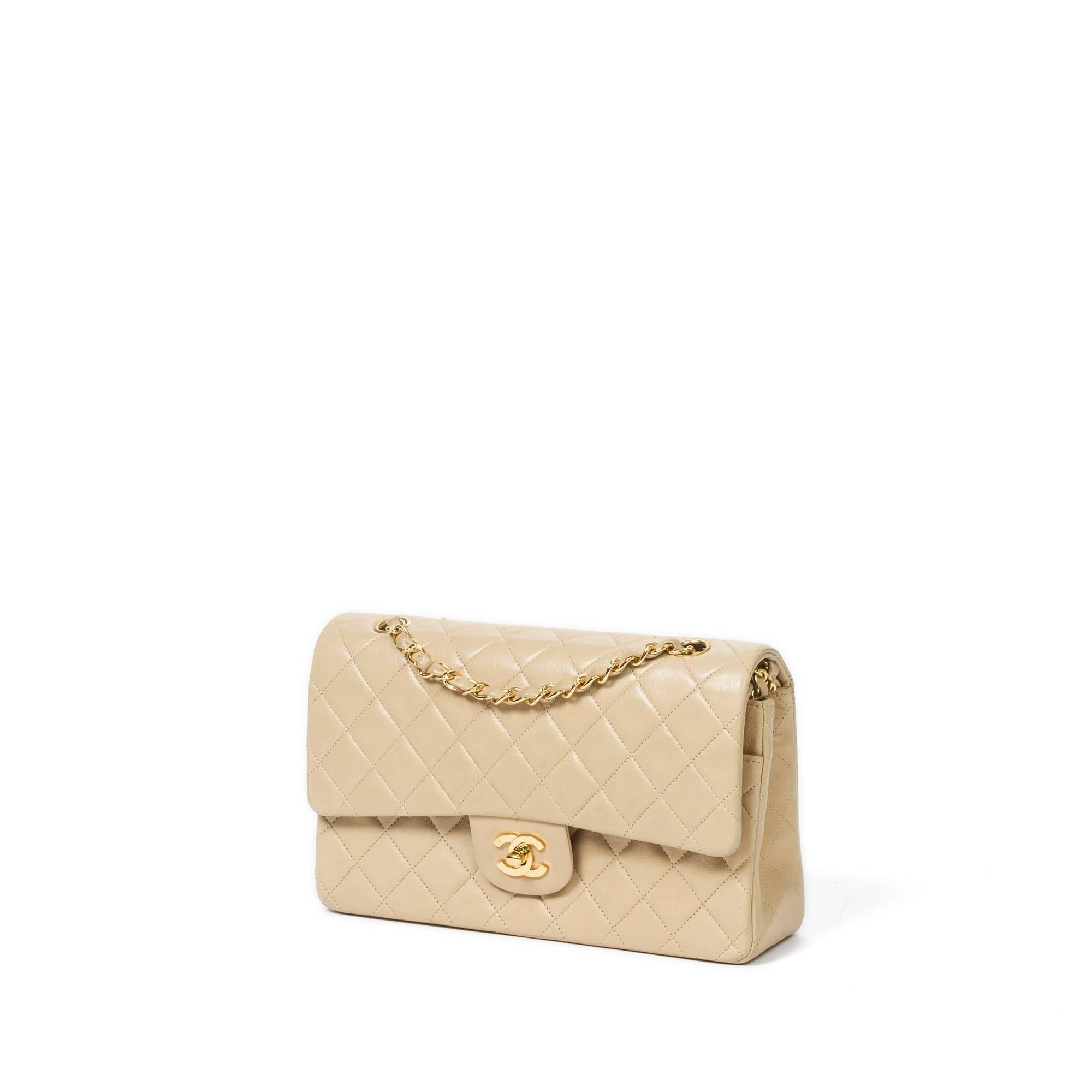Chanel Classic Double Flap 26cm in beige quilted leather with double chain strap (22cm -double strap, 40cm - single strap), gold tone CC turlock and hardware. Beige leather lined interior with 3 compartments. Unfortunately, this bag has lost its