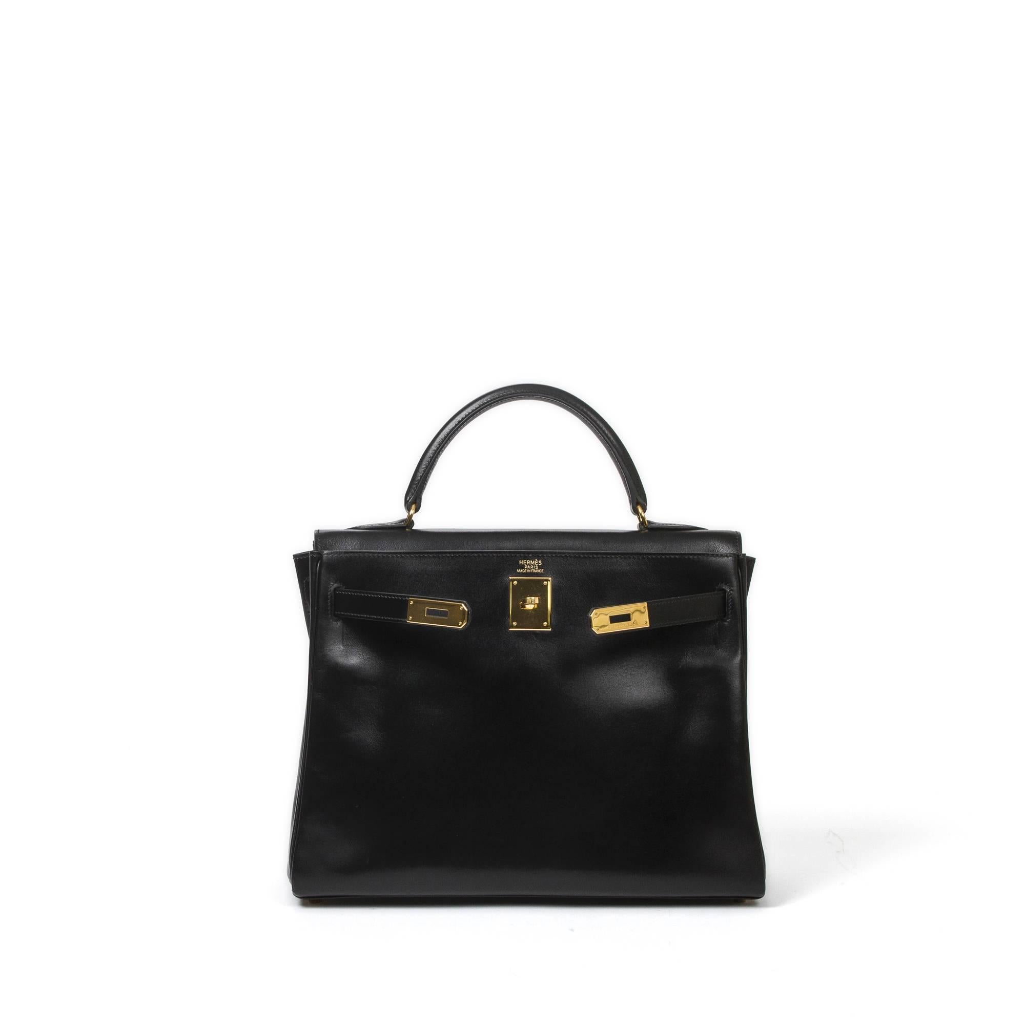Handbag	Hermès Kelly Retourné 32cm in black box calf leather with gold tone hardware, strap (43cm), handle (8,5cm), cadenas and keys in clochette. Interior lined in black chèvre mysore leather with one zip pocket and 2 slip pockets. Stamp C in