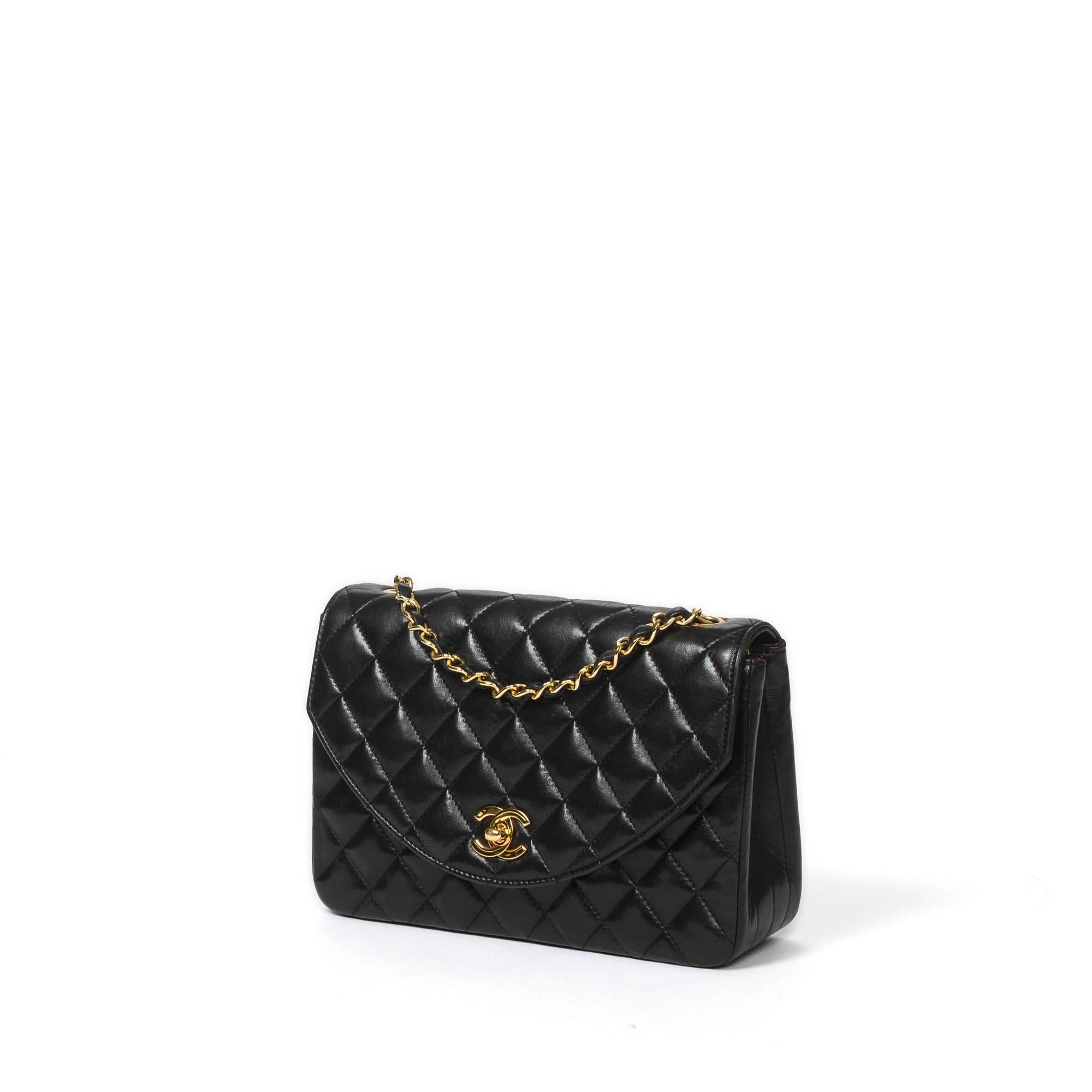 Chanel Vintage single flap 23cm shoulder bag in black quilted leather with single chain strap interlaced with black leather (49cm), CC turnlock and hardware in gold tone. Burgundy leather lined interior with 2 pockets which one is zipped. 
This bag