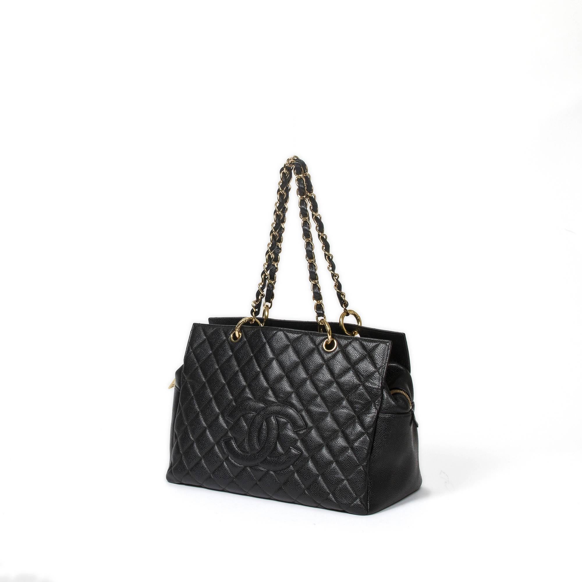Chanel shoulder bag Grand Shopper Tote MM 34cm in black grained quilted leather, chain shoulder straps interlaced with leather (22cm), gold tone hardware. This shoulder bag has one large slip pocket on on the front and at the back, zipper closure.