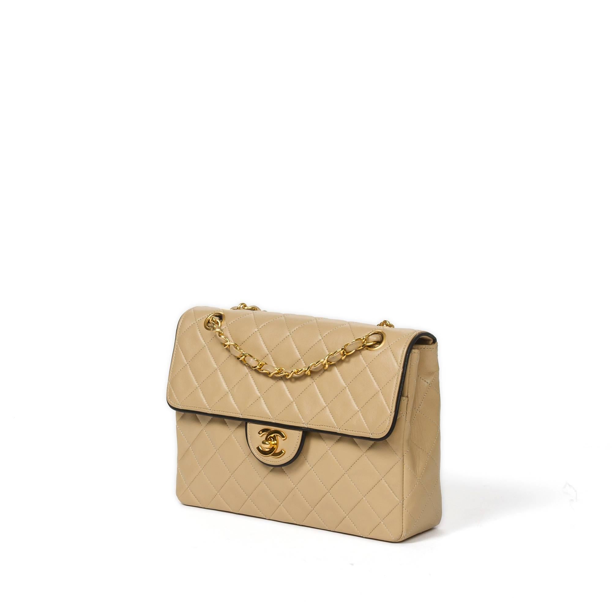 Chanel Vintage Single Flap shoulder bag 24cm in beige quilted leather and black piping, double chain strap interlaced with leather (Drop: single 40cm, double: 22cm), CC turnlock closure. Gold tone hardware. Extra slip pocket on the back. Beige
