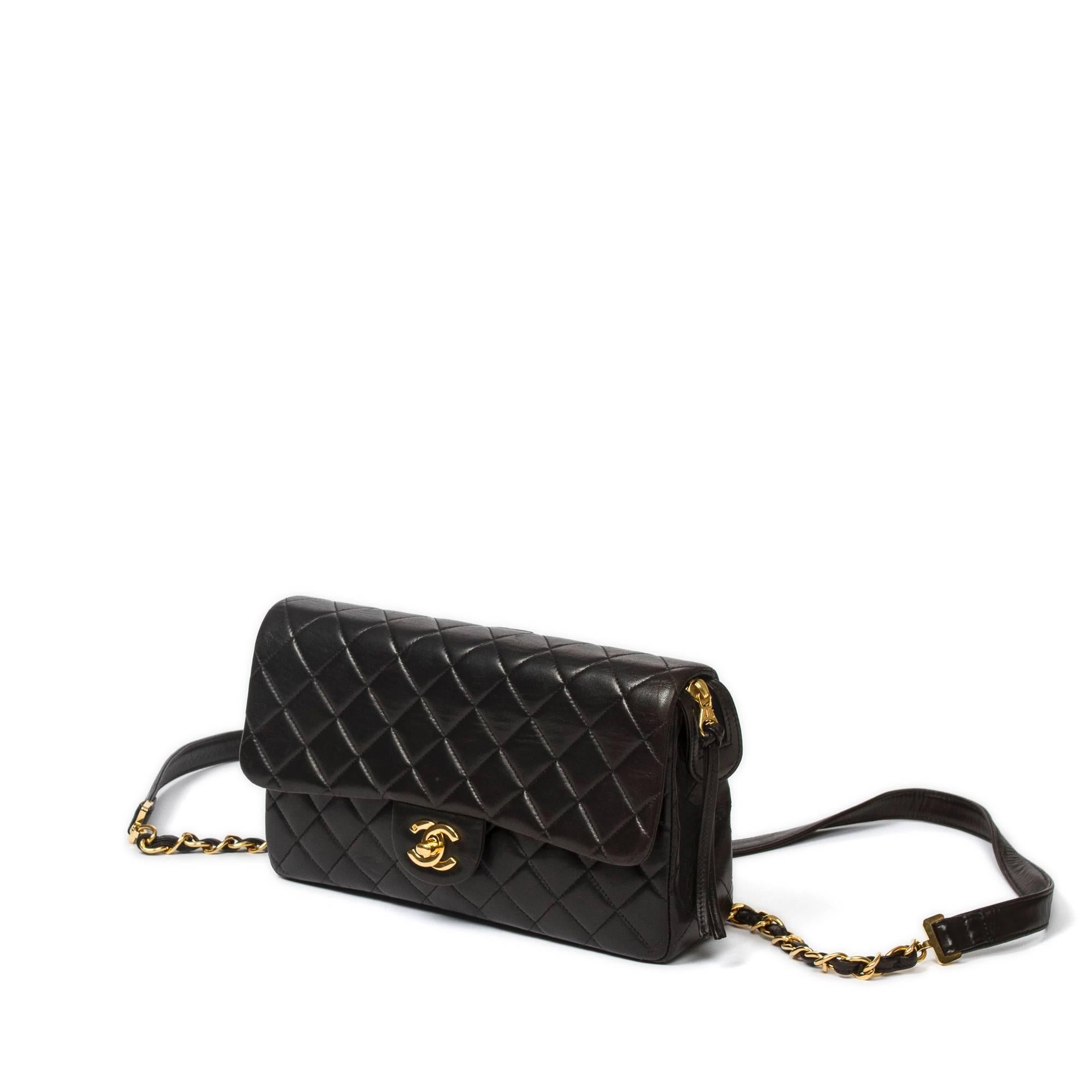 Chanel Vintage Classic Flap Backpack 25cm in black quilted leather with chain and leather shoulder strap (39cm). Signature CC turnlock on flap with zipper closure. Slip pocket at the back. Black leather lined interior with one zip and one slip